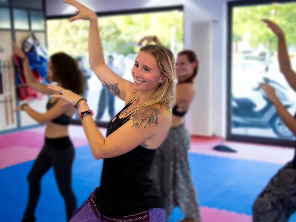 Una lezione di Dance Floor: Giulia guida il gruppo in una coreografia