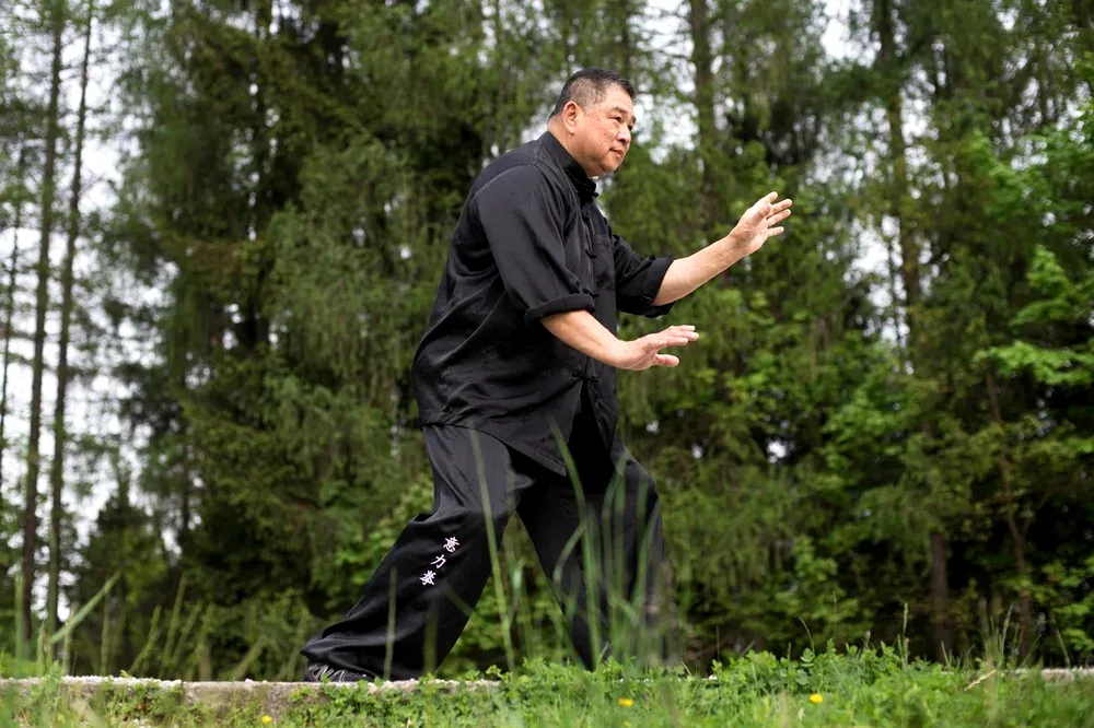 Il Gran Maestro Sam F.S. Chin in posizione di guardia in un prato